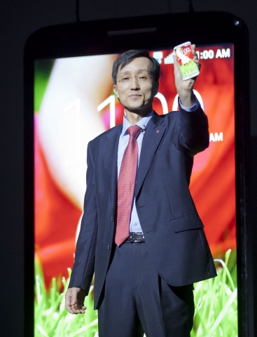 LG전자 MC사업본부장 박종석 부사장이 LG G2를 소개하고 있다.