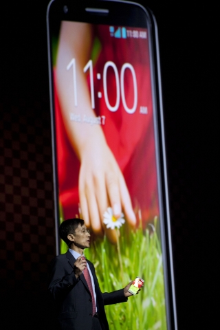 LG전자는 뉴욕에서 LG G2 Day 행사를 열고 차기 전략 스마트폰LG G2를 공개했다.
