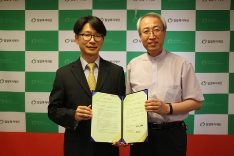 이츄 표순규 대표(왼쪽)와 밀알복지재단 정형석 대표(오른쪽)