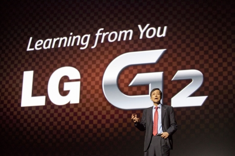 LG전자 MC사업본부장 박종석 부사장이 LG G2를 소개하고 있다.