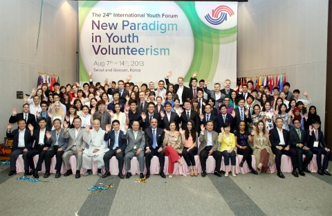 여성가족부와 한국청소년단체협의회가 8월7일 18시 국제청소년센터에서 개최한 제24회 국제청소년포럼 개회식에서 전 세계 36개국 90여명의 대학생, 청소년들이 기념촬영을 하고 있다.