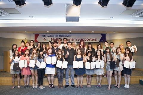 공사가 금일(8월 8일) 11시 공사 지하 1층 TIC에서 한류명예홍보대사로 임명한 이번 한류팬클럽 회장단 팸투어 참가자들이 공사 이참 사장과 함께 기념촬영을 하고 있다.