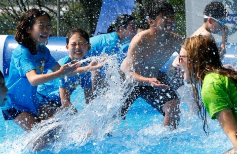 ‘2013 볼보 슈퍼 주니어 캠프’ 에서 선생님들과 함께 더운 여름 신나는  물놀이를 즐기고 있다