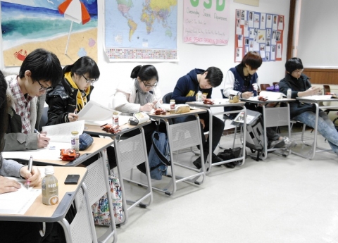 신우성논술학원에서는 매주 주말과 추석 연휴에 수시 대비 자연계 수리논술과 과학논술을 강의한다.