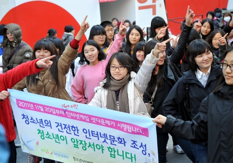 한국청소년단체협의회 청소년회의가 지난 2011년11월20일 명동에서 청소년 건전인터넷문화 조성을 위한 거리 캠페인을 하고 있다.