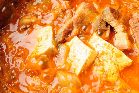 보령 녹도에서 공수해 직접 담근 김치로 끓여내는 노란냄비 김치찌개