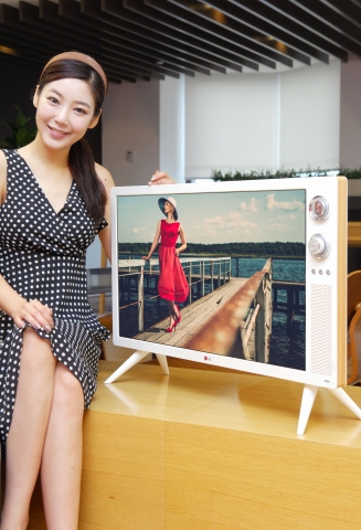 LG전자 70~80년대 브라운관 TV 디자인을 현대적으로 재해석한 복고풍 디자인의 클래식 TV(모델명32LN630R)를 출시했다.