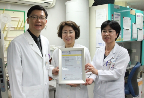 EMQN이 발급한 비소세포폐암환자의 표적치료를 위한 EGFR 유전자 돌연변이 검사 인증서. 건국대병원은 평가에서 결과의 정확성과 분석의 정밀도 등 모든 항목에서 만점을 받고 국내 