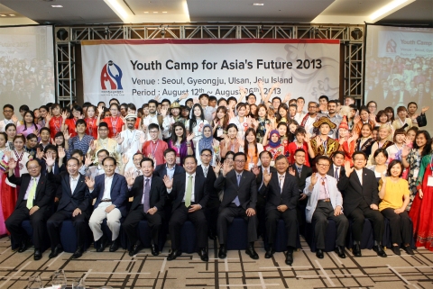 여성가족부와 한국청소년단체협의회가 개최한 2013 아시아청소년초청연수의 개회식이 아시아 22개국 200여명 청소년들의 참여속에 13일 오전11시 상암동 스탠포드호텔에서 성황리에 열린가운데, 참가자들이 기념촬영을 하고 있다.