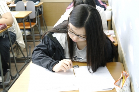 서울 강남구 대치동에 위치한 신우성논술학원이 2014학년도 대입 수시모집 대비 인문·자연계 논술특강을 개강한다. 논술 입학사정관 전문 신우성학원은 8월 17일부터 수시 논술시험에 