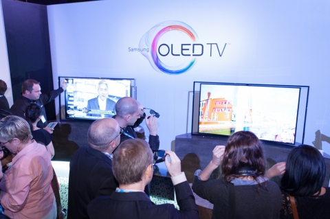 13일(현지시간) 뉴욕 맨해튼에서 열린 삼성 커브드 OLED TV 미국 미디어데이에 참석한 현지 미디어, 업계 관계자들이 커브드 OLED TV를 살펴보고 있다.