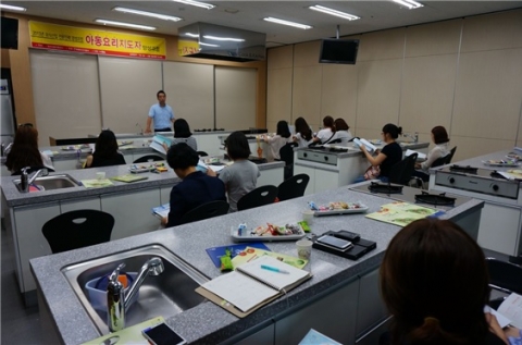 디오에서는 7월 2일부터 아동요리지도자양성과정 1기를 개강중에 있다. (사진은 아동요리지도자과정 수업 모습)