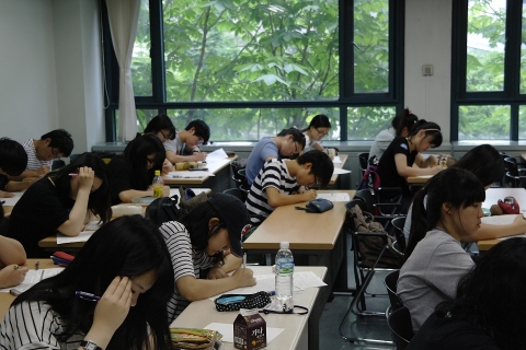 신우성논술학원에서는 8월과 9월에 주말 논술특강을 운영하고 9월 14일부터 9일 연속으로 추석연휴 논술캠프를 진행한다. 시험 직전에는 저녁 6~10시에 날마다 파이널특강을 개설할 