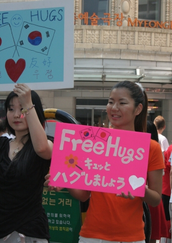 16일 명동에서 함께 프리허그를 하는 일본여성, 한국여성