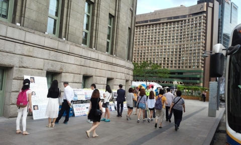 애국주의연대가 16일 오후 시청광장 민주당 천막당사앞에서 민생외면 국정혼란 장외투쟁 민주당 규탄 사진전을 개최하고 있다.