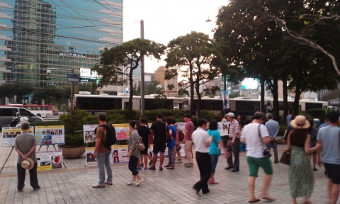 애국주의연대가 17일 오후 광화문 청계광장 동아일보 사옥앞에서 민생외면 국정혼란 장외투쟁 민주당 규탄 사진전을 개최하고 있다.