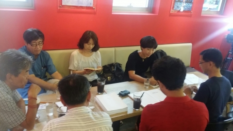 왼쪽부터 시계방향으로 박범신, 류보선, 하성란, 정유정, 최재봉, 이병천 씨