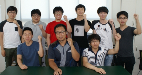 아래줄의 왼쪽부터 미쁨팀 이다빈 팀장, 스마트텍팀 박진수 팀장, MIN팀 차창홍 부팀장 등이 기념촬영을 하고 있다.