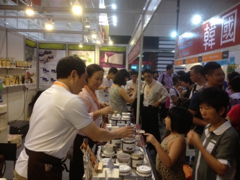 지난 15일부터 19일까지 홍콩전시컨벤션센터에서 열린 ‘2013 홍콩국제식품박람회’에 참석한 (사)포항명품식품협의회가 포항의 명품식품을 홍보하고 있다.