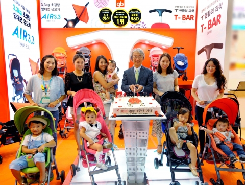 8월 22일, 삼성동 코엑스 베이비페어에서 지비 수석디자이너가 행사장을 방문한 엄마, 아이들과 함께 한국 런칭 1주년 기념 케이크를 커팅하고 있다.