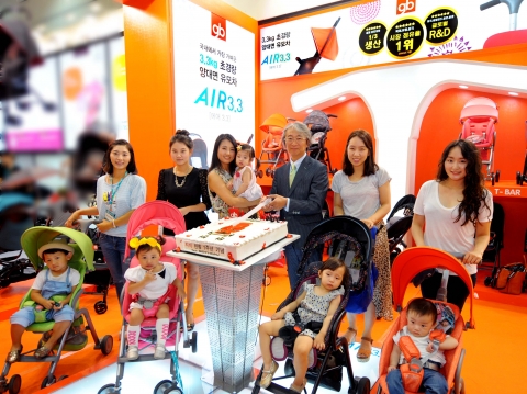 8월 22일, 삼성동 코엑스 베이비페어에서 지비 수석디자이너가 행사장을 방문한 엄마, 아이들과 함께 한국 런칭 1주년 기념 케이크를 커팅하고 있다.