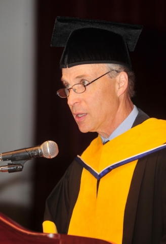 노벨상 수상자 로저 콘버그가 건국대 졸업 축하연설을 했다.