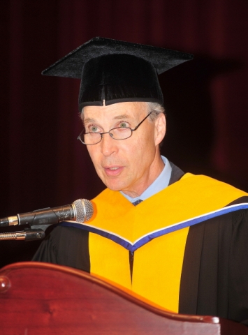 노벨상 수상자 로저 콘버그가 건국대 졸업 축하연설을 했다.