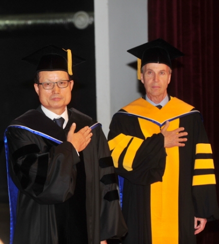 노벨상 수상자 로저 콘버그가 건국대 졸업 축하연설을 했다.