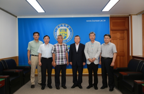 좌로부터 이연식 학생처장, 김상묵 사회과학대학장, 김덕수 교수, 채정룡 총장, 박종수 교수, 김충묵 교무처장