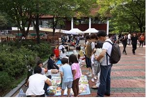 서대문구립도서관은 9월 독서의 달을 맞이하여 제2회 서대문 북페스티벌 서대문 책으로... 만나다를 독립공원 서대문형무소역사관 옆 공터에서 개최한다. 책 벼룩 시장