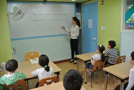 서강대 외국어교육원이 어린이 영어 교육을 하고있다.