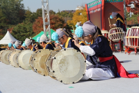 대회에 참가한 청소년들이 신명나게 장구를 치고 있다