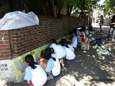 벽화그리기 활동 중인 청소년