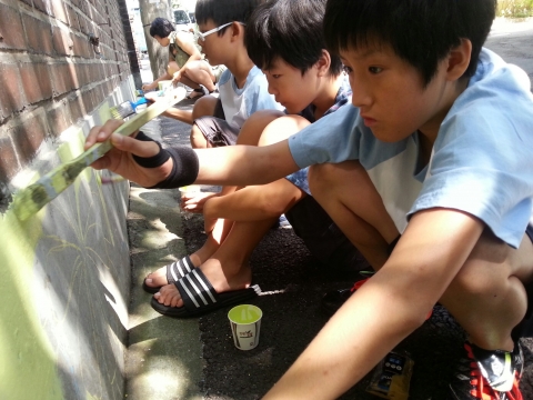 집중하여 벽화 그리는 청소년