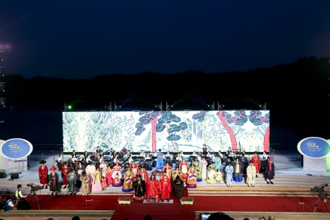 이상은 건국대 교수가 충주세계조정대회 한복 패션쇼 개막식에서 왕과 왕비 나들이를 선보였다.