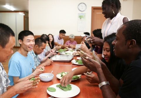 24일 강원도 화천에 위치한 장애인 복지관 사랑이 꽃피는 집에서 한국후지제록스 임직원 및 인베스트코리아의 서포터즈로 활동 중인 외국유학생들이 복지관 장애인들과 함께 다가오는 추석을 맞아 송편을 빚고 있다.