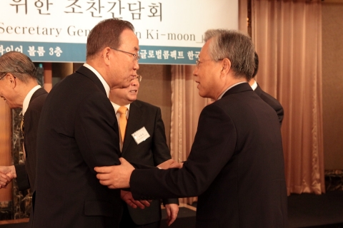 KT 이석채 회장이 자발적 기업 시민 이니셔티브인 유엔글로벌콤팩트 한국협회가 26일 주최한 반기문 유엔사무총장과의 조찬간담회에서 반 총장과 반갑게 인사를 나누고 있다.
