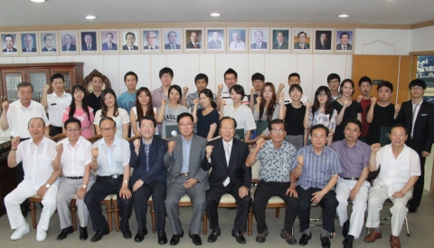 건국대 총동문회 건국장학회는 학생 28명에 장학금 6,400만 원을 전달했다.