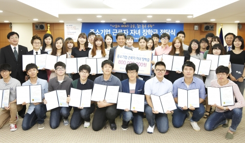 조준희 은행장(앞 두 번째 줄 가운데)과 장학금을 수여받은 학생들이 기념촬영을 하고 있는 모습