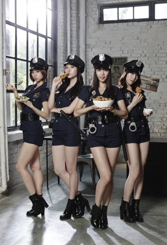 BHC의 광고 모델인 걸스데이가 미녀 경찰관으로 변신해 화제다.
