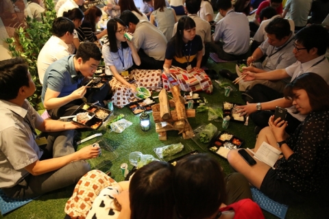 에듀윌 본사 비전홀에서 열린 ‘밤의 캠핑장’에서 임직원들이 바비큐 도시락을먹으며 담소를 나누고 있다.