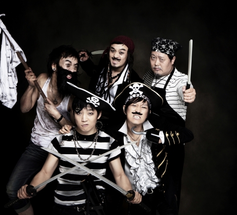 데뷔 20년차 그룹 크라잉넛이 2013파주포크페스티벌에서 중후하게 까불기라는 이색무대를 펼친다.