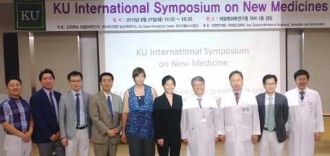 신약개발 국제 심포지엄에는 정형민, 한동욱 건국대 의학전문대학원 교수와 의생명과학과 이승재 교수등이 참석해 자리를 빛냈다.