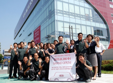 기아자동차는 지난 20일 대전시 대화동에 대전 직영 서비스센터를 신축 개소했으며, 28일에는 광주시 내방동에 위치했던 직영 서비스센터를 광주시 농성동으로 확장 이전해 새 단장을 마치고 개소식을 가졌다.