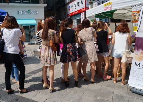 3차 서현 새마을 미팅 프로젝트에 여성 참가자들이 접수 중이다.