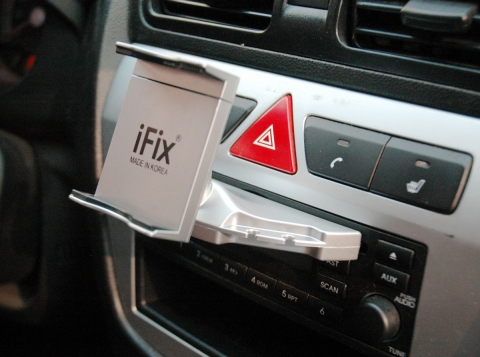 네오픽스코리아가 차량용 CD 투입구에 스마트폰을 거치할 수 있는 아이디어 상품을 출시했다.