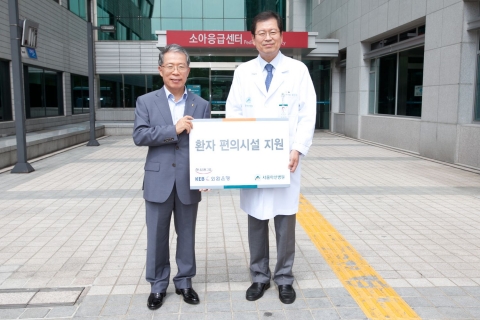 지난 28일 서울아산병원에서 개최된 아산사회복지재단 앞 기부금 전달 및 심장병 어린이 격려 방문 행사에 참석한 윤용로 외환은행장(사진 왼쪽)이 박성욱 서울아산병원장(사진 오른쪽) 