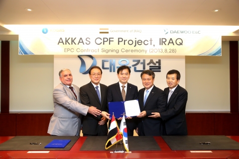 8월 28일 대우건설 본사에서 이라크 AKKAS 가스전 시공 계약이 체결된 후 참석자들이 기념촬영을 하고 있다. (오른쪽부터 대우건설 박영식 사장, 대우건설 홍기표 해외영업본부장,
