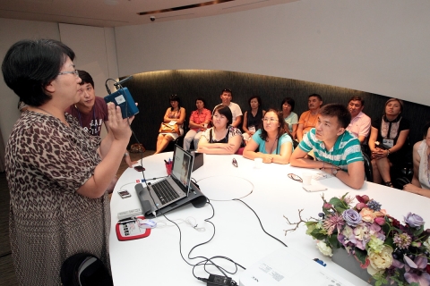 KT는 카자흐스탄 의료진 26명이 우면동에 위치한 KT 종합기술원을 28일 방문해 KT의 헬스케어 서비스에 대한 설명을 듣는 등 한국의 ICT 기술과 접목한 차세대 의료기술에 대해