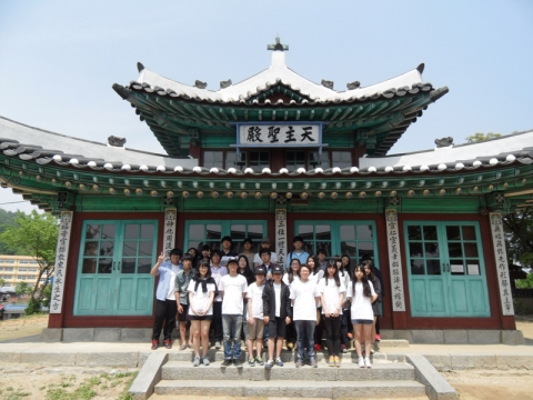 답사지역에서 기념촬영을 하고 있다.